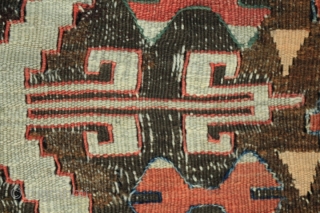 antique kilim anatolian nomadic weave fragment with orginal fringes the central motiv is havey layered Picture 5.- slit tapastry integral warp depressed 2ply white wool wrapped round colorful wool 1 ply horizontal  ...