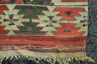 antique kilim anatolian nomadic weave fragment with orginal fringes the central motiv is havey layered Picture 5.- slit tapastry integral warp depressed 2ply white wool wrapped round colorful wool 1 ply horizontal  ...