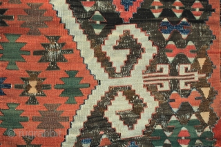 antique kilim anatolian nomadic weave fragment with orginal fringes the central motiv is havey layered Picture 5.- slit tapastry integral warp depressed 2ply white wool wrapped round colorful wool 1 ply horizontal  ...