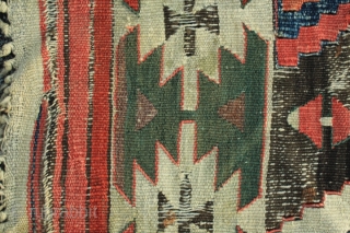 antique kilim anatolian nomadic weave fragment with orginal fringes the central motiv is havey layered Picture 5.- slit tapastry integral warp depressed 2ply white wool wrapped round colorful wool 1 ply horizontal  ...