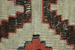 antique kilim anatolian nomadic weave fragment with orginal fringes the central motiv is havey layered Picture 5.- slit tapastry integral warp depressed 2ply white wool wrapped round colorful wool 1 ply horizontal  ...