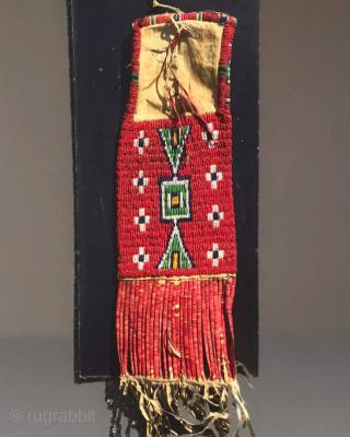 Sioux? Found all 3 items together from an old southern German collection. 
Indigene Kunst der Ureinwohner Nord Amerika Sioux Man’s Hide Bag.


1 .Der Tabakbeutel scheint aus einer Prärie-Indianerkultur zu stammen, möglicherweise von  ...