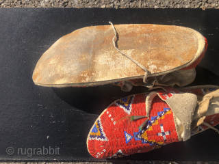 Sioux? Found all 3 items together from an old southern German collection. 
Indigene Kunst der Ureinwohner Nord Amerika Sioux Man’s Hide Bag.


1 .Der Tabakbeutel scheint aus einer Prärie-Indianerkultur zu stammen, möglicherweise von  ...