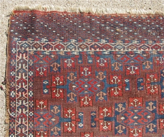 3' 9" x 5' 2" Yomud with a rarer Kepse Gul format for the smaller Turkmen "dowry" rugs.  Free Ship U.S.  3 day returns policy.  Sorry, no direct overseas  ...