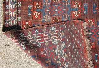 3' 9" x 5' 2" Yomud with a rarer Kepse Gul format for the smaller Turkmen "dowry" rugs.  Free Ship U.S.  3 day returns policy.  Sorry, no direct overseas  ...