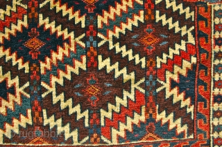 Small asmalyk, circa 1875.
WONDERFUL colors, real green. Great graphic. Soft lustrous wool. I wonder....were these for baby camels? ;-)
Some old village  repair to the upper left edge. 
Size: 13" & 18"  ...