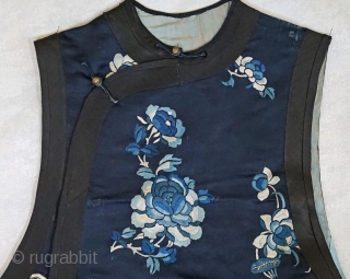 Antique Chinese Qing Dynasty Traditional Manchu Vest...
Original buttons with loop closures...
Satin stitch embroidery ...vest has been worn...a few very light stains...fits a small woman...
stunning         