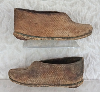 This old pair of boys well worn field shoes are from Southern China...They are stiff with age and exposure to water and mud...8 inches long

        