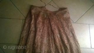 rare vintage silk-brokat skirt (length: about 130 cm) allover handemroidered with metalthreats. Very heavy and beautifull handwork in perfect condition.
age: about 50 Years Zardogi Work        