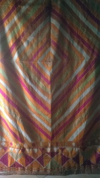 rare antique bagh Phulkari beginning of 20th century in good condition from punjab/ India
size: 241 * 134 cm

handwoven cotton allover embroidered with silk          