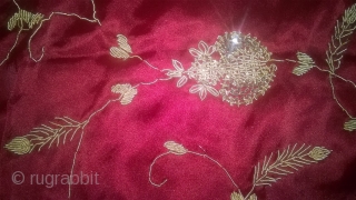 Beautiful Vintage Zardozi Metal Embroidery Double layer shawl Ruby and Silver

1970s, 100 % Silk

in perfect condition (handembroidered)

size: 100 * 220 cm

            