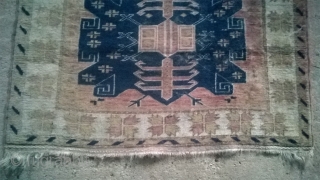 antique and beautyfullpersian rug ( 19th/20th century)
handknotted wool

106 * 187 cm                      