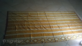 antique and rare bagh phulkari (end of 19th century)
handwoven cotton with allover handembroidered silk in perfect condition

size: 238 *116 cm

Origin: India/ punjab           