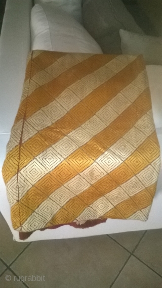 antique and rare Bagh Phulkari from Punjab/ India.

end of the 19th/ beginning of the 20th century

100% cotton fond (handwoven) and all over embroidered by hand with silk

in perfect condition

size: 245,5 *148,5 cm 