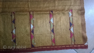 bagh phulkari, antique and rare

handwoven cotton allover embroidered by hand with silk

Origin: India/ punjab

size: 241 * 129,5 cm

age: end of 19th/ beginning of 20th century ( min. 100 years)

in perfect condition!  