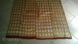 antique and rare indian/punjab bagh phulkari with allover silk embroidery made by handwork on handwoven cotton material.

size: 234 cm * 120 cm

age: end of 19th/ beginning of 20the century 

in perfect condition

  ...