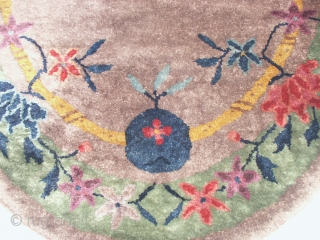 

   Antique  Chinese  rug  93 X 148  cm.
   Superb  naturel  colours,lusterous Wool,
   very  good  condition.    