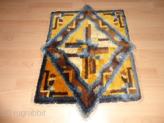   Antique  and  very  rare  Chinese  /  Kansu  rug  61 X 82 cm

  Superb  natural  colours , fine weave   ...