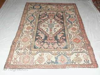    Sehr  schöner  antiker Malayer-West Persien 19 Jh. ca. 114 X 140 cm.
   seltenes kleinen Format,Natur Farben, leider mit Gebrauchspuren.       