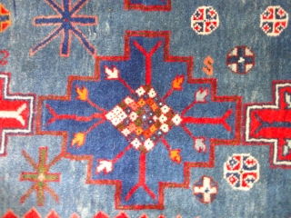  Superb  antique  Caucasien  Shirwan  rug  round 1900   110 X 177  cm

  extremly  fine  woven , wonderfull  natural   ...