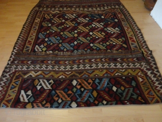 Antique  and  rare  fine persien Waramin Kelim  155 X 238 cm.

Beautiful natural colours , very rare pattern , a part few old repairs

in the borders , good   ...