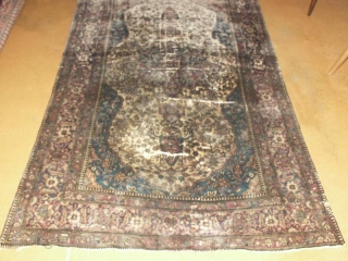     Antik silk Mochtachem Keschan 19 Th. 132 X 212 cm.
    Like the pictures shows,damaged and fragilte,as found.no repairs.
    Still very beoutifull in  ...