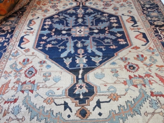  Magnificent  antique  white ground  Serapi  carpet  Nord-West Persien  19 th. century

 320 X 417 cm. Fantastic  colours , quality  wool , fine   ...