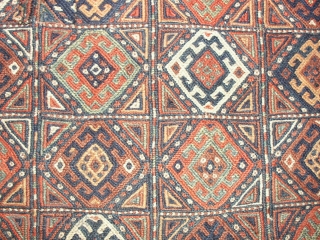 


   Fine  antique  Kurd  Sumag bagface 19 th  century 60 X 67 cm.
   All  beautiful natural  colors ,excellent coindition .
   