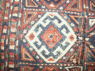 


   Fine  antique  Kurd  Sumag bagface 19 th  century 60 X 67 cm.
   All  beautiful natural  colors ,excellent coindition .
   