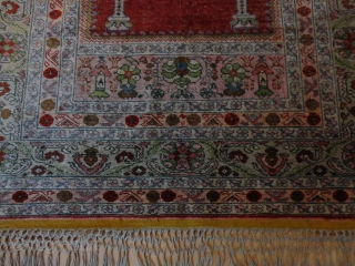    
    Antik  silk  anatolien  prayer - rug  

   111 X 158 cm.  , slight wear in center atherweis

   ...