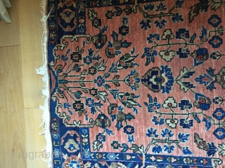Sarouk approx. 1910 in a used condition/ in need of small repairs but still a small decorative rug. Size: 118 cm x 65 cm.         