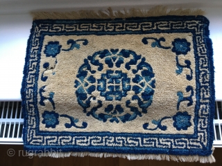 Tiny Chinese mat - maybe around 1900, size: 44 cm x 34, needs a wash.
There a some old moth damages. Very rare small size.         