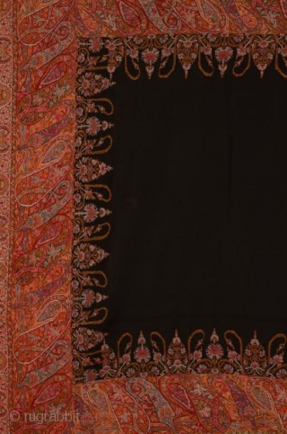 Un châle indien de 1840 siècle à bordure longue "exemple très rare de châle indien du Cachemire" magnifique multicolore avec pashmina à base noire "il mesure 12 pieds de long sur 4,5  ...