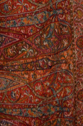 Un châle indien de 1840 siècle à bordure longue "exemple très rare de châle indien du Cachemire" magnifique multicolore avec pashmina à base noire "il mesure 12 pieds de long sur 4,5  ...