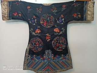 Ancienne robe de femme chinoise du XIXe siècle, broderies étonnamment réalisées avec de magnifiques figures et fleurs
Les deux manches ont des figures rares à la fin, l'état et les couleurs sont en  ...