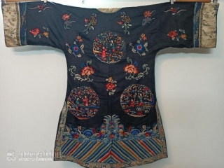 Ancienne robe de femme chinoise du XIXe siècle, broderies étonnamment réalisées avec de magnifiques figures et fleurs
Les deux manches ont des figures rares à la fin, l'état et les couleurs sont en  ...