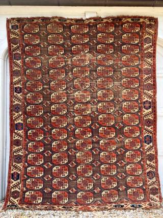 Antique Chodor Turkmen main carpet, 6'8 x 8'6, first half of the nineteenth century. A field of classic Chodor 'Tauk Nuska' guls with 'chuval gul' minor elements. An early example as indicated  ...