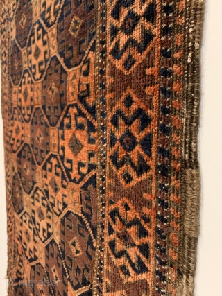 Antique Small Baluch Rug. Circa Early.
Tribal guls enclosing hooked devices and ’S’ dragon motifs arranged in a tiled latticework pattern decorate this early Baluch rug. Natural orange and purplish madder on a  ...