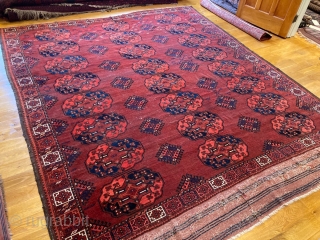 10' x 8'6" Early Ersari Main Carpet [108]

Antique early gulli gol Ersari main carpet. Orange and green, blue, and indigo. Dyrnak minor gol, spaced off minor border stripe (a rare feature). Single  ...