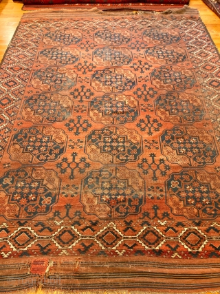 11' x 7'10" Ersari Main Carpet [SH-083]

An antique Ersari main carpet. 3 x 6 gulli gul on a salmon madder ground. The blue and orange gulli guls with star filled centers are  ...