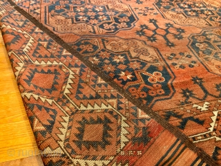 11' x 7'10" Ersari Main Carpet [SH-083]

An antique Ersari main carpet. 3 x 6 gulli gul on a salmon madder ground. The blue and orange gulli guls with star filled centers are  ...