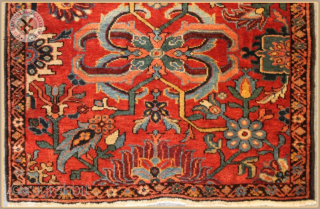 TR 1180 - 
Antique Ziegler rug circa 1890 wool on cotton foundation
Very good condition
Size : 1.00m x 1.09m  3`3" x 3`7"           