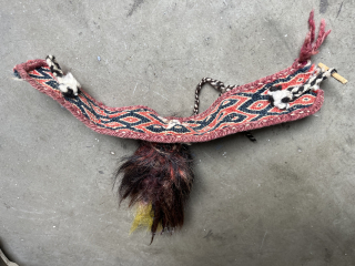 Lovely small sheep collar, made by split-ply weaving. Central Tibet. Old. 47 x 6 cm. 70€ plus shipping.               