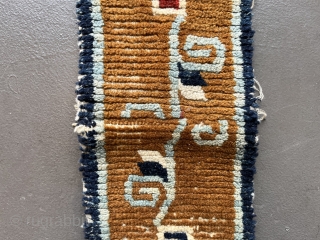 Extremely rare knotted band. Reminiscent of a tent band. Central Tibet (Tsang).
The ribbon was in the middle sewn together, edged with a fabric on the back. No restoration, original condition. There is  ...