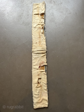 Extremely rare knotted band. Reminiscent of a tent band. Central Tibet (Tsang).
The ribbon was in the middle sewn together, edged with a fabric on the back. No restoration, original condition. There is  ...