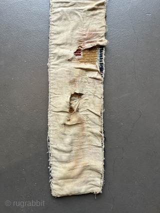 Extremely rare knotted band. Reminiscent of a tent band. Central Tibet (Tsang).
The ribbon was in the middle sewn together, edged with a fabric on the back. No restoration, original condition. There is  ...