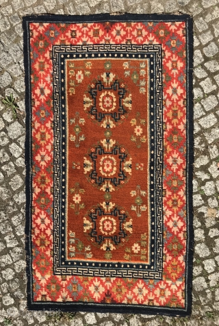 charming and decorative pair of tibetan rugs, slightly different sizes, central tibet, ca. 1920, very good condition, no repairs, 138 x 75 cm (54,33 x 29,52 inches), 128 x 72 cm (  ...