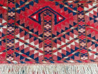 Antique Turkmen Tekke Early 20th century Has 8 Tekke guls with secondary chemche guls. Complex border with various elements including the tree design in the end panels, among other things.

In good condition  ...
