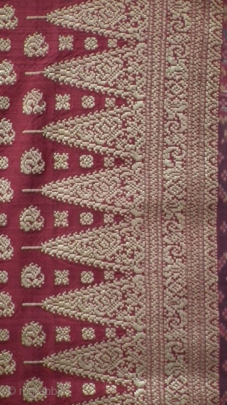 Shoulder cloth. Palembang. Indonesia
Material: Silk, metallic yarn brocade.
Size: 192x75cm. Circa: 1920.
                      