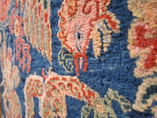 A striking tibetan " Khagangma  " from 1920/30's wool on cotton. 
Powerful motif with a dragon and bird Phoenix. Great wool and dyes.
59x66 cm

Price : 450 euro + shipping   
